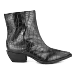 Bota corta negra de cuero sintético con estampado de cocodrilo, taco bajo y punta fina. Cierre lateral. Marco Donatti.