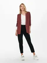Blazer regular fit color rosado viejo, con cuello solapa, mangas 3/4 y bolsillos frontales ribeteados.