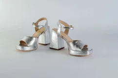 Sandalias rojas de cuero con plataforma y taco cuadrado.