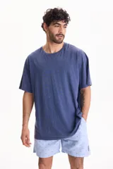 Remera oversize de manga corta y cuello redondo, confeccionada en algodón con acabado lavado estilo vintage.