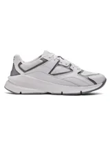Championes Under Armour modelo Forge 96 Lthr Rissue, de diseño retro inspirado en los años 90, color blanco con detalles en gris. Confeccionados con parte superior de malla y cuero, película de TPU para mayor durabilidad, entresuela cómoda y suela de goma.