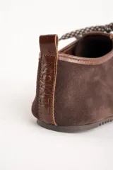Zapato acordonado de gamuza marrón con suela de goma.