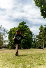 Remerón negro con estampado de corazón blanco en la espalda y la frase "tu intuición siempre sabe" en la parte inferior.