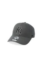 Gorra de béisbol estructurada con visera curva y cierre ajustable de velcro. Presenta el logo de los New York Yankees bordado en relieve en la parte frontal y el logo de la marca 47 en el lateral.