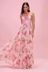 Vestido largo Patbo de tono rosado con estampa floral, de un solo hombro con detalle de flores aplicadas, corpiño estructurado drapeado y falda amplia con movimiento.