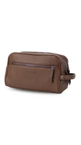 Neceser rectangular de símil cuero color beige claro, con dos compartimentos principales con cierre y un bolsillo frontal con cierre. Posee un asa lateral para transporte.