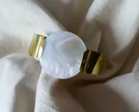 Brazalete ancho hecho a mano en bronce y nácar.