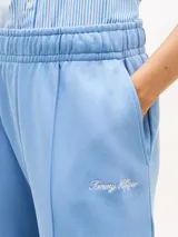 Pantalón de chándal Tommy Hilfiger de felpa de algodón regenerativo color celeste, con cintura elástica, corte regular y costuras frontales en las piernas.