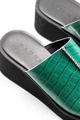 Sandalia de cuero vacuno color verde esmeralda con plataforma corrida baja y punta cuadrada.