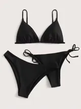Conjunto de bikini negro con corpiño triangular de tirantes finos y bombacha con laterales ajustables con lazos.