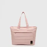 Tote bag color rosado, de diseño acolchado con costuras horizontales. Cuenta con doble asa de hombro, cierre principal superior y un bolsillo frontal con cierre. Incluye compartimento interno para laptop.