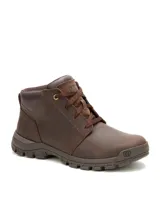 Bota de caña baja Caterpillar, confeccionada en cuero de color marrón oscuro. Presenta un diseño robusto con cordones al tono, suela de goma dentada para mayor tracción y el logo de la marca grabado en el lateral y en la puntera.