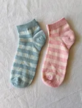 Pack de dos pares de soquetes cortos a rayas horizontales, uno en tonos celeste y blanco, y otro en tonos rosa y blanco.