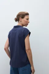 Remera azul marino de manga corta con cuello polo y escote en V con cierre.