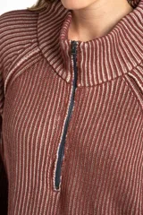 Sweater marrón de punto acanalado, con cuello alto, cierre frontal parcial con cremallera y manga larga.