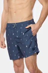 Short de baño clásico de color azul con estampado de veleros pequeños, cintura con elástico y cordón ajustable, dos bolsillos laterales y suspensor de malla fina en su interior.
