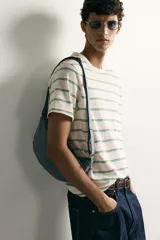 Camiseta de corte regular fit color crudo con diseño de rayas horizontales finas en tonos marrón y azul, cuello redondo y manga corta.