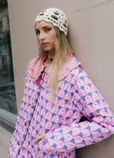 Casquete tejido a mano en crochet color crema.