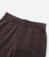Pantalón jogger de algodón con felpa, color beige, con cintura elástica, cordón ajustable, bolsillos laterales y puños elásticos en los tobillos.