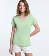 Remera básica de algodón color verde menta, con cuello en V, mangas cortas y un pequeño bolsillo frontal en el pecho.