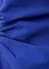 Vestido corto azul eléctrico con escote palabra de honor y detalle de volados en cascada a lo largo del frente.