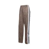 Pantalón Adidas Adibreak de corte holgado, confeccionado en poliéster reciclado con estampado animal print tipo jirafa en tonos marrón y blanco. Cuenta con bandas laterales blancas con líneas negras y botones a presión, además del logo clásico de la marca.