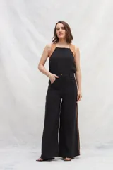 Pantalón marrón de lino, corte jeanero, con bolsillos plaque traseros y cintas laterales a contratono.