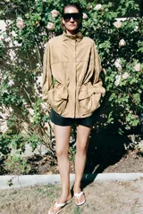 Chaqueta de efecto ante con cuello alto, manga larga y cierre frontal oculto por solapa con botones. Cuenta con bolsillos delanteros de plastrón con solapa y cintura ajustable con cordones.