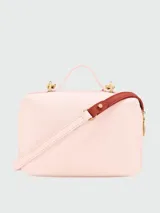 Cartera crossbody XS Longchamp modelo Le Pliage Passeport, color rosado claro, con estructura rígida tipo neceser, cierre superior dorado, asa superior, correa ajustable extraíble y parche de cuero con el logo de la marca grabado.