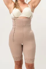 Faja short color piel, de alta contención, con breteles desmontables, broches laterales reforzados y terminación con encaje en las piernas.