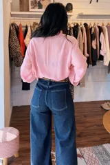 Jean de corte wide leg con tiro alto y pierna ancha, confeccionado en denim azul oscuro con costuras a tono.