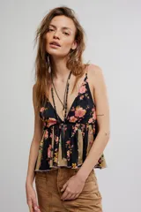 Top estilo babydoll con escote en V pronunciado, tirantes finos y diseño holgado con paneles combinados en tonos negros y marrones con estampado floreado.