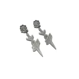 Par de aros colgantes negros con forma de daga atravesada por una cinta con la palabra 'Love' y una rosa en la parte superior.