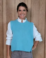 Chaleco de punto en lana lambswool, con cuello redondo y diseño acanalado. Presenta aberturas laterales y cierre con botones en los costados.