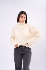 Sweater de cuello alto con diseño de rombos texturizados, de calce holgado y mangas largas.