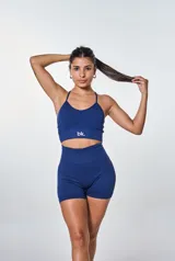 Conjunto deportivo compuesto por un top de breteles finos con logo estampado y un short de tiro alto, ambos en tejido acanalado de color azul marino.