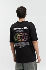 Remera negra de algodón con cuello redondo y estampado frontal con el logo de la marca Mistral y texto en blanco.