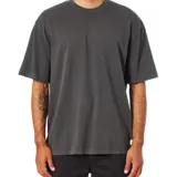 Remera negra de corte cuadrado y cuello redondo.