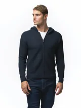 Campera tejida de punto con capucha y cierre frontal completo. Presenta un diseño de textura acanalada, mangas largas con puños ajustados y corte recto.