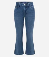 Pantalón flare cropped de jean azul con cintura mediana, ajuste ceñido hasta la rodilla y botamanga acampanada. Cuenta con bolsillos funcionales, trabillas para cinto y cierre frontal con botón y cremallera.