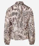 Blusa de chiffon con estampado paisley en tonos tierra, cuello alto con lazo frontal, volados decorativos y mangas largas con puños ajustados.