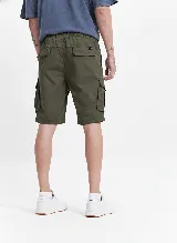 Bermuda cargo color verde militar, con cintura elastizada, bolsillos laterales y pasacinto.