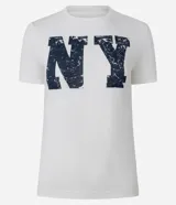 Remera de algodón color crudo, corte new t-shirt ajustado al cuerpo, con cuello redondo y manga corta. Estampa frontal con las letras 'NY' en azul con efecto desgastado.