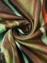 Top asimétrico con estampado abstracto en tonos marrones, verdes y celestes. Diseño de un solo hombro y corte irregular.