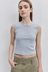 Musculosa gris melange de tejido acanalado, con cuello redondo y ajuste al cuerpo.