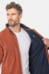 Campera polar de abrigo azul marino, con cuello alto, cierre frontal y bolsillos laterales y en el pecho con cierre.