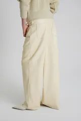 Pantalón de cuero color crema, de corte recto y tiro medio.