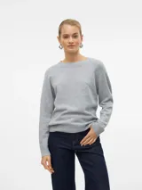 Suéter de punto gris claro melange con cuello redondo y mangas largas.