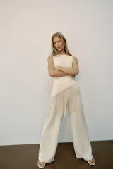 Pantalón rústico de tiro medio y pierna ancha, confeccionado en tejido de punto con mezcla de algodón, con cintura elástica.