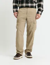 Pantalon cargo de corte recto en color azul oscuro, con bolsillos laterales con solapa y cierre frontal.
